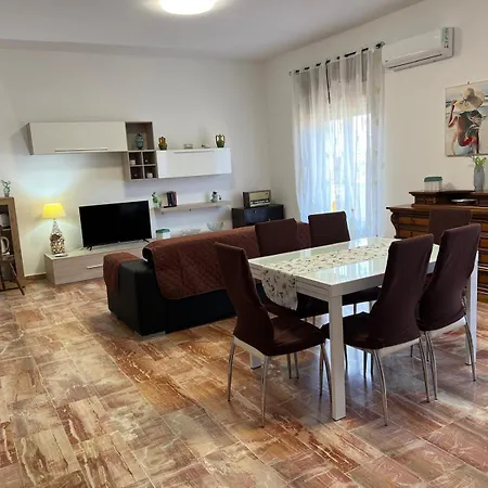 Relax Due Passi Dal Mare Apartment *